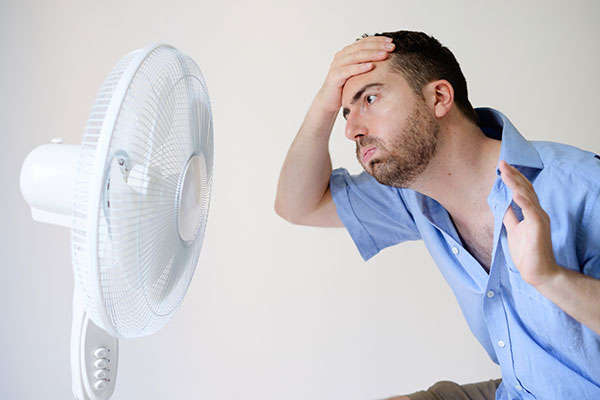 air_conditioner_repair_man_in_front_of_fan